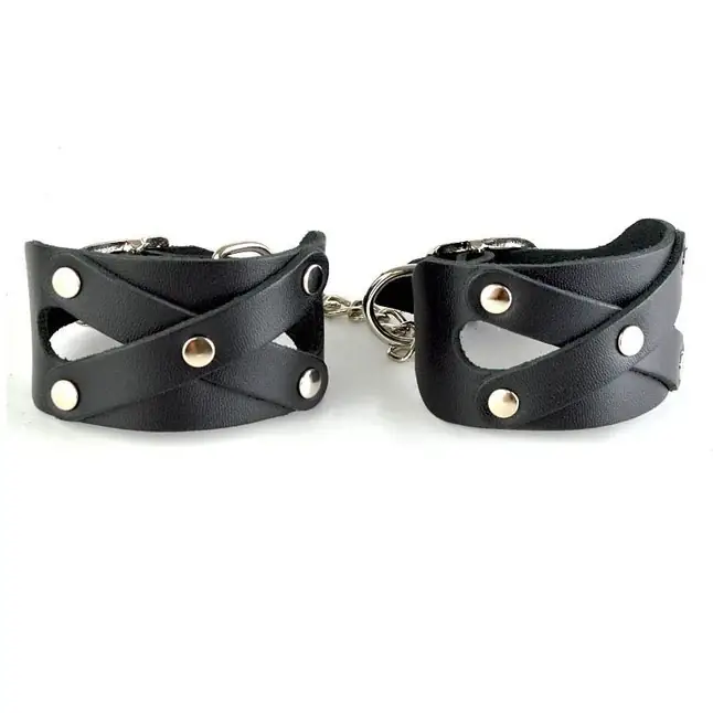 Черные кожаные наручники Цезарь с цепочкой на карабинах - BDSM accessories. Фотография 2.