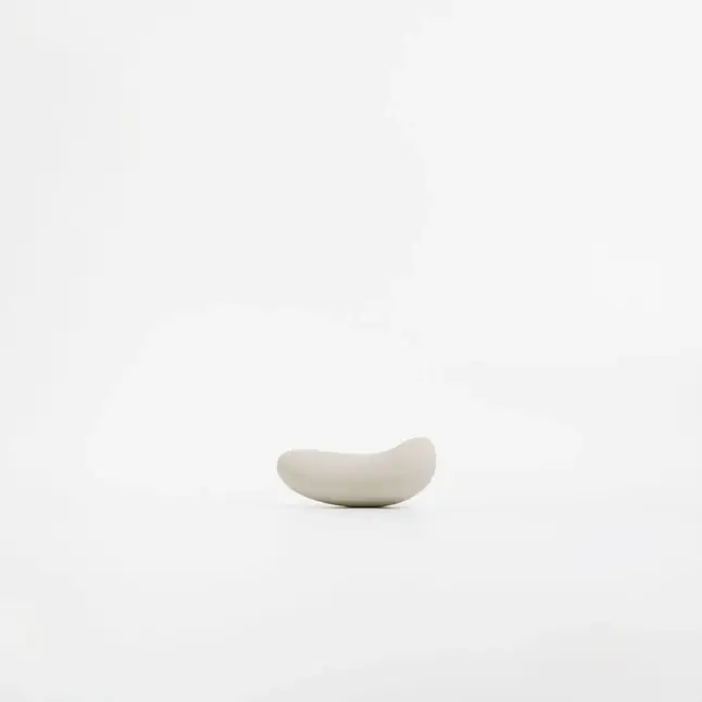 Серый вибромассажёр Opal. Фотография 2.