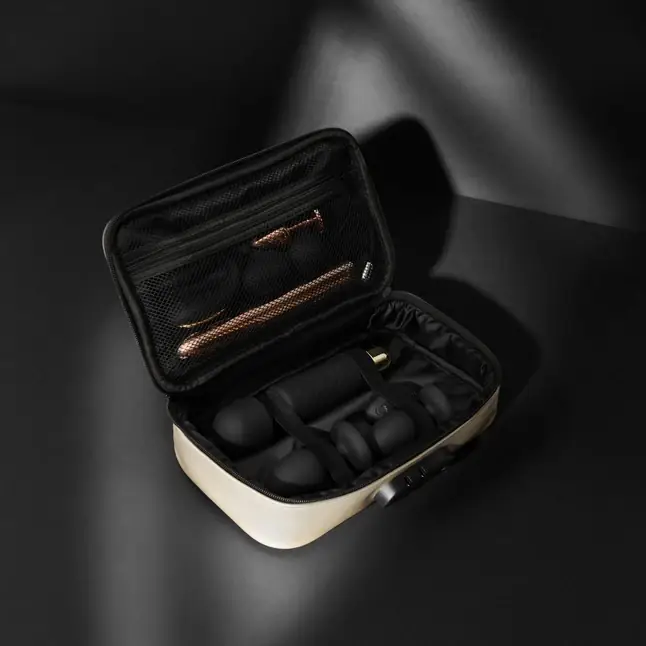 Золотистая сумочка для хранения игрушек Discreet Box. Фотография 7.
