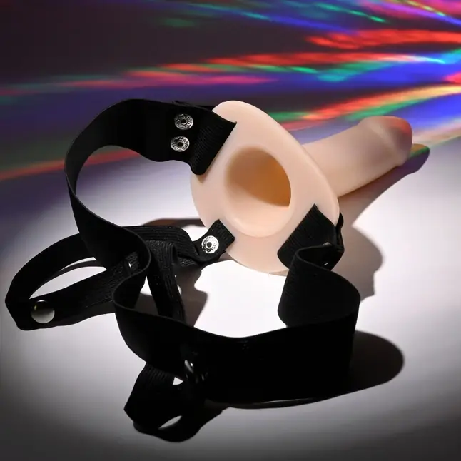 Телесный полый страпон с черными эластичными ремешками Our First Hollow Strap On. Фотография 13.