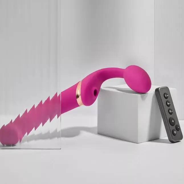 Ярко-розовый безремневой страпон Multi Orgasm Bendable Strap-On size L с клиторальной стимуляцией. Фотография 2.
