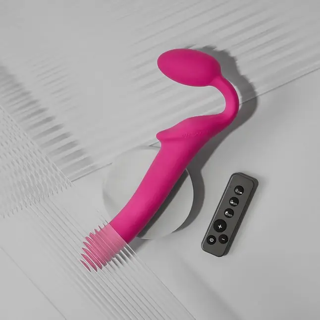 Ярко-розовый безремневой страпон Strap-on-me Vibrating Bendable Strap-On size XL. Фотография 2.