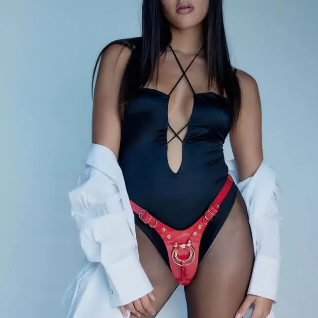 Красный пояс для фиксации насадок Strap-On-Me Leatherette Harness Fabulous. Фотография 3.
