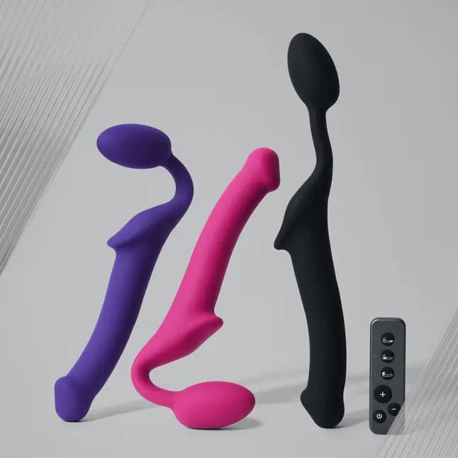 Ярко-розовый безремневой страпон Strap-on-me Vibrating Bendable Strap-On size M. Фотография 6.