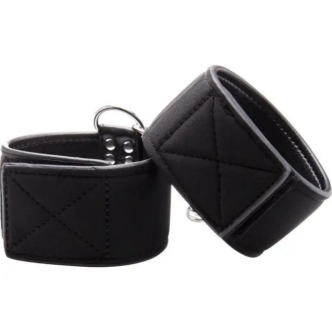 Чёрные двусторонние оковы на ноги Reversible Ankle Cuffs - Ouch!. Фотография 4.
