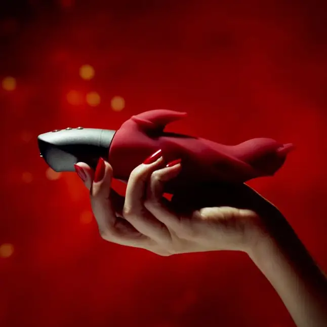 Малиновый вибратор Darling Devil с клиторальным отростком - 20,5 см. Фотография 3.