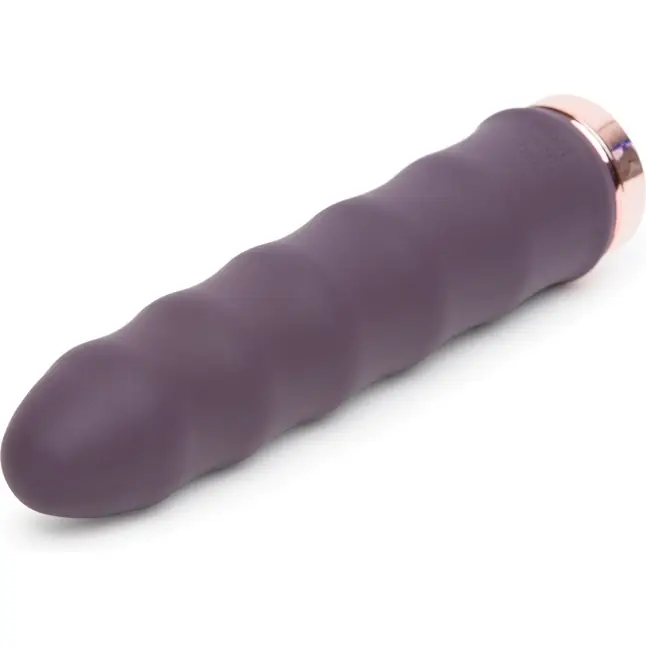 Фиолетовый вибратор с волнообразным стволом Deep Inside Rechargeable Classic Wave Vibrator - 16,5 см - Fifty Shades Freed. Фотография 2.