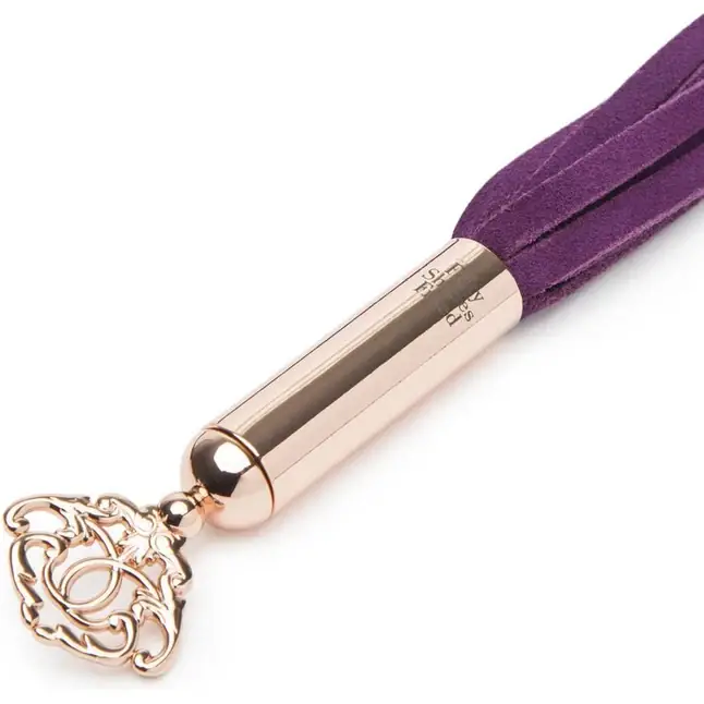 Фиолетовая мини-плеть Cherished Collection Suede Mini Flogger - 30 см - Fifty Shades Freed. Фотография 4.