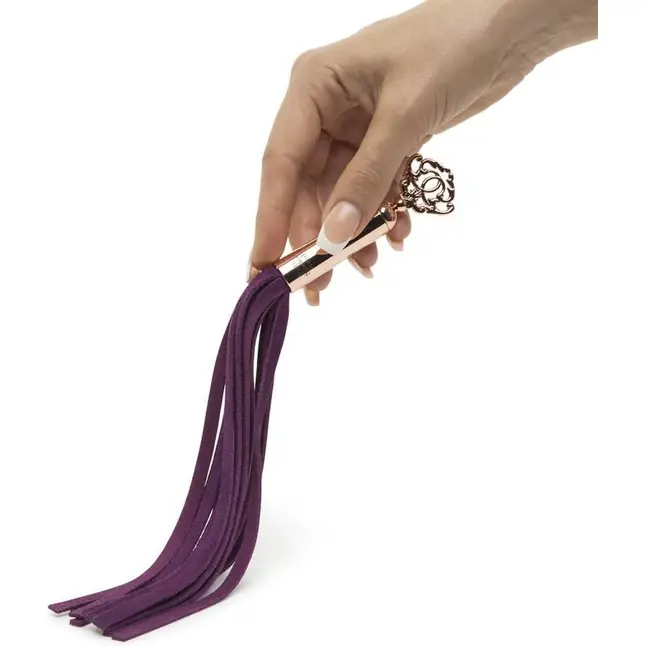 Фиолетовая мини-плеть Cherished Collection Suede Mini Flogger - 30 см - Fifty Shades Freed. Фотография 5.