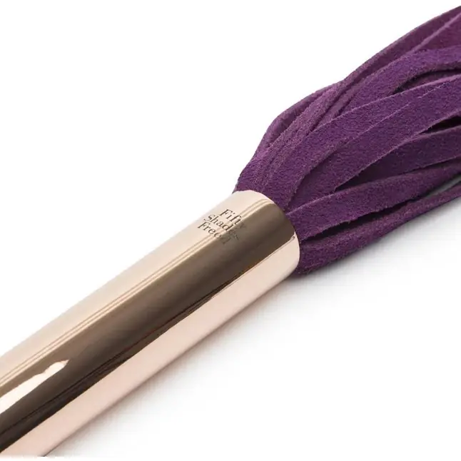 Фиолетовая плеть Cherished Collection Suede Flogger - 63,5 см - Fifty Shades Freed. Фотография 5.