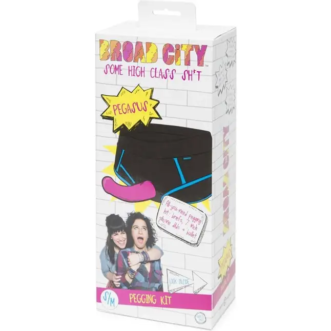 Ярко-розовый страпон на трусиках-брифах Broad City Pegasus Pegging Kit L/XL - 17,8 см. Фотография 7.