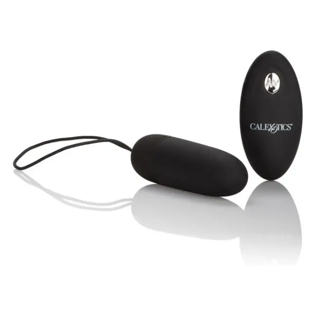 Чёрное виброяйцо Silicone Remote Bullet с пультом ДУ. Фотография 3.